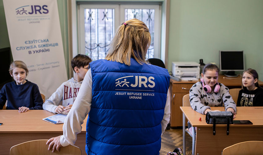 Понад 100 000 жертв війни в Україні отримали допомогу від Єзуїтської Служби Біженцям